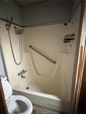 Bathroom (main)
