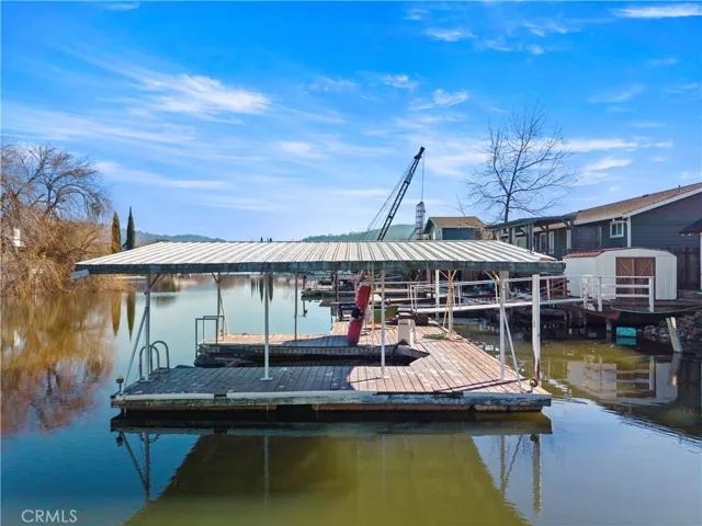 Boat dock with Hydro Lift