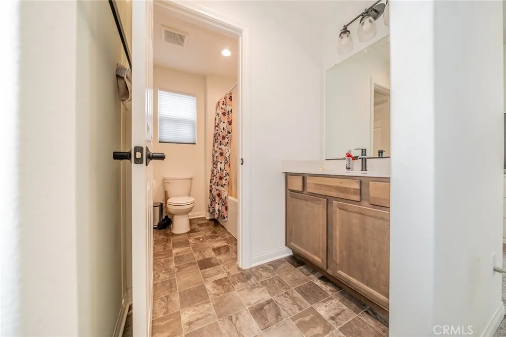 Jack and Jill Bathroom connecting room 3 and 4