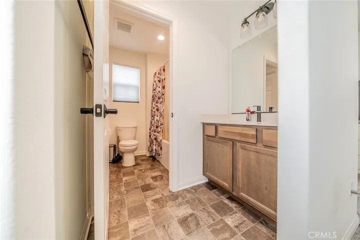 Jack and Jill Bathroom connecting room 3 and 4