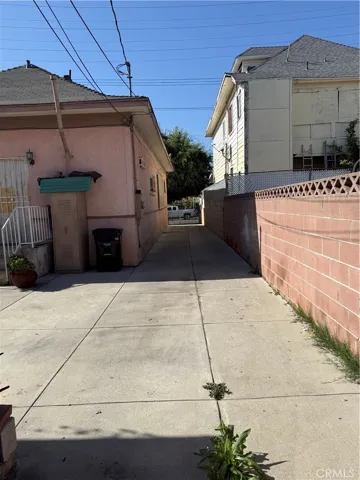 EXTRA LONG DRIVEWAY