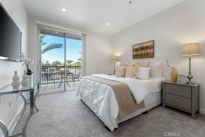 Second bedroom with balcony for street views