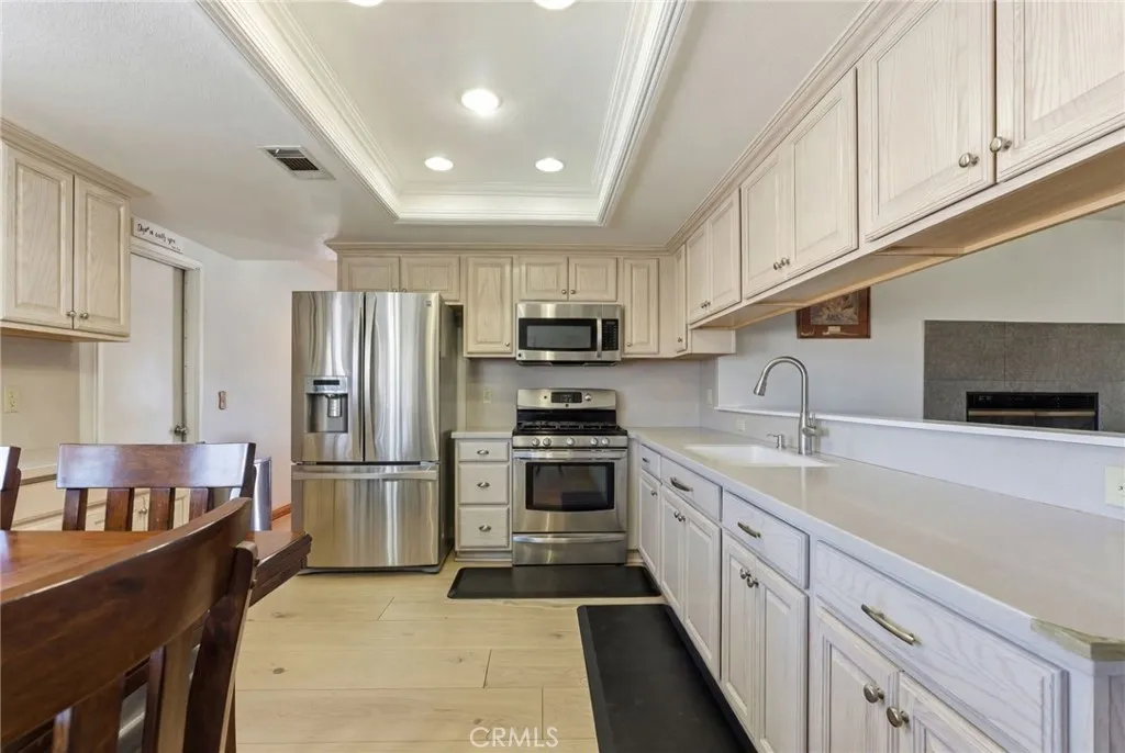 7868 Arrowhead Lake Road, Hesperia, California 92345 home-pic-13