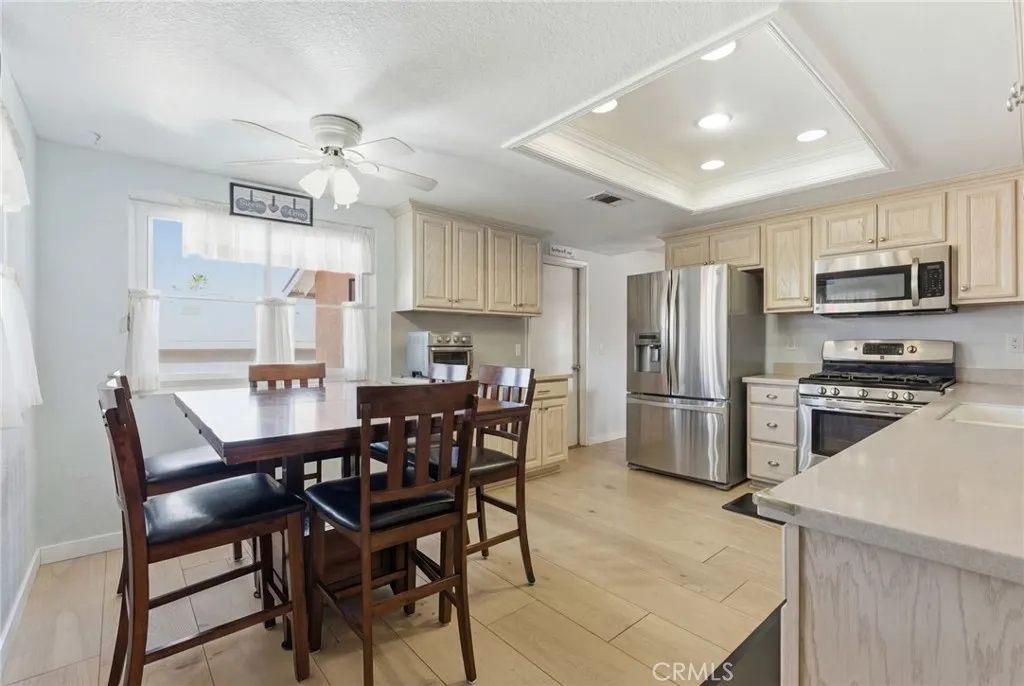 7868 Arrowhead Lake Road, Hesperia, California 92345 home-pic-3
