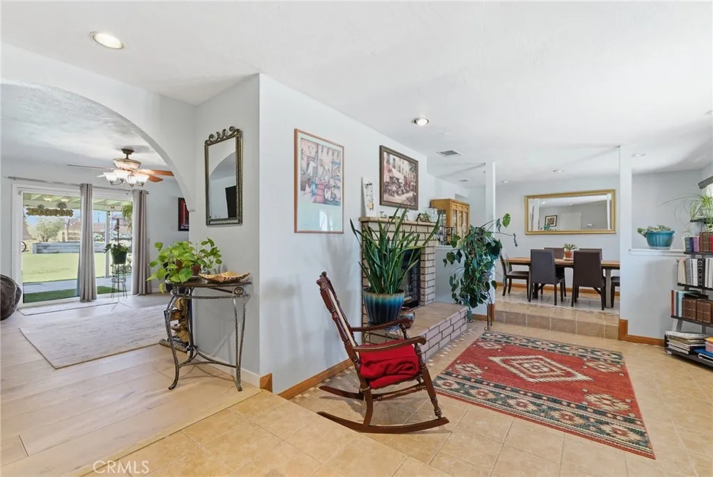 7868 Arrowhead Lake Road, Hesperia, California 92345 home-pic-2