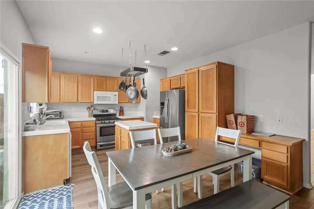 28388 Kara Street, Murrieta, California 92563 home-pic-11