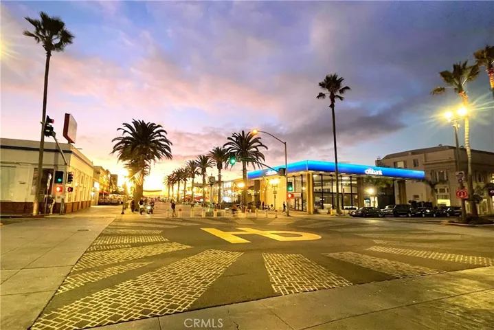 So close to Hermosqa Beach and pier plaza