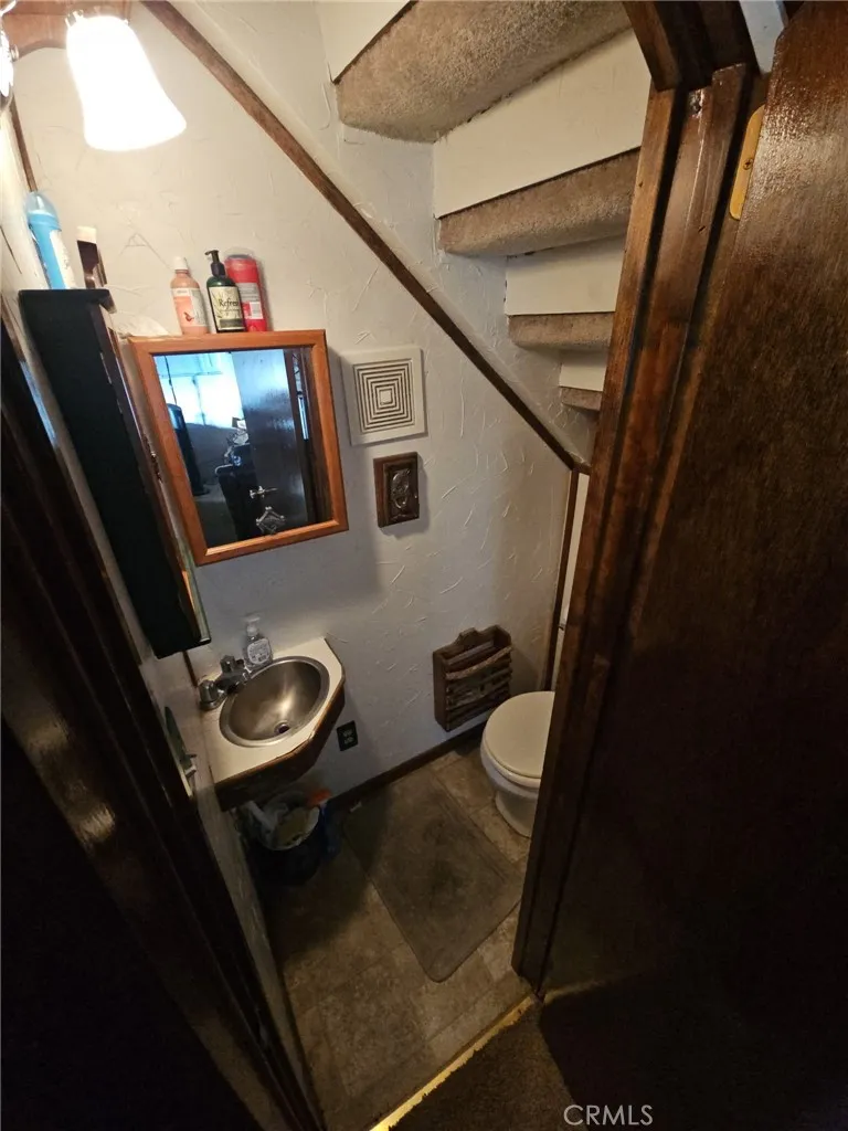33076 Robin Ln, Running Springs, California 92308 home-pic-9