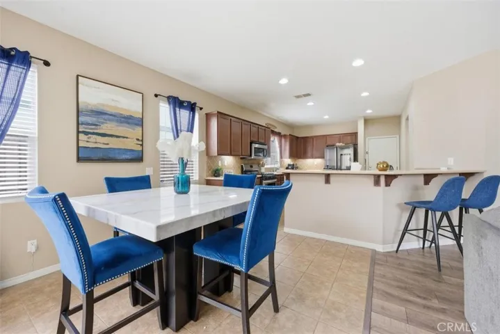 Kitchenette & Breakfast Bar to the Kitchen