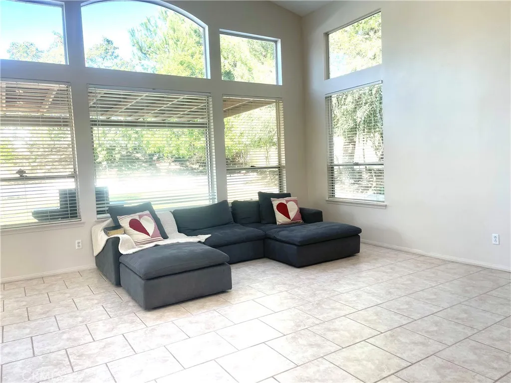 2371 Moonridge Circle, Corona, California 92879 home-pic-24
