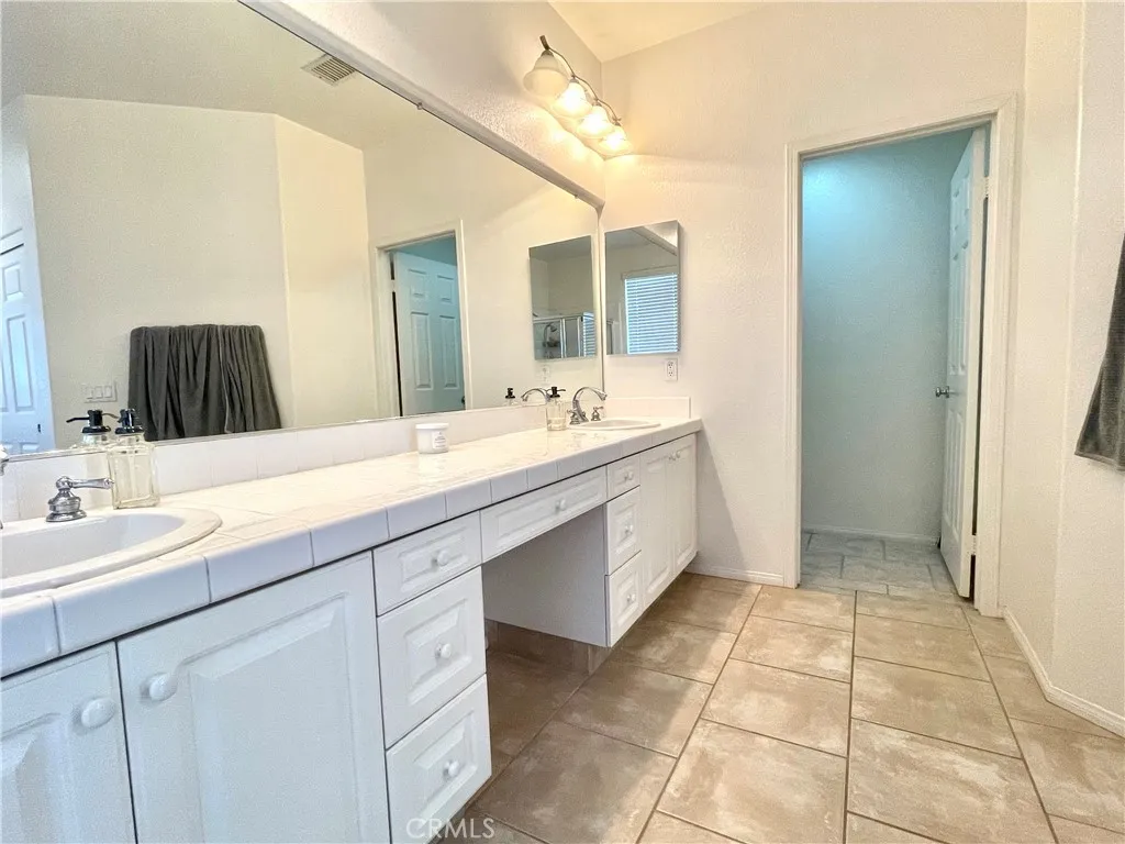 2371 Moonridge Circle, Corona, California 92879 home-pic-10