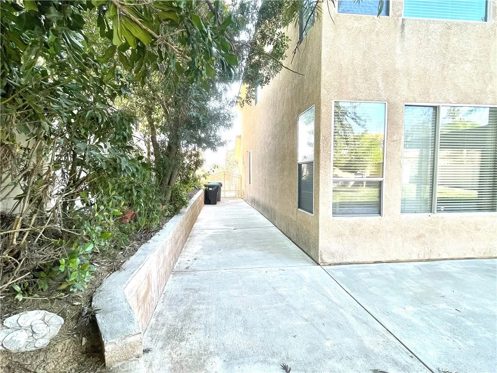 2371 Moonridge Circle, Corona, California 92879 home-pic-17