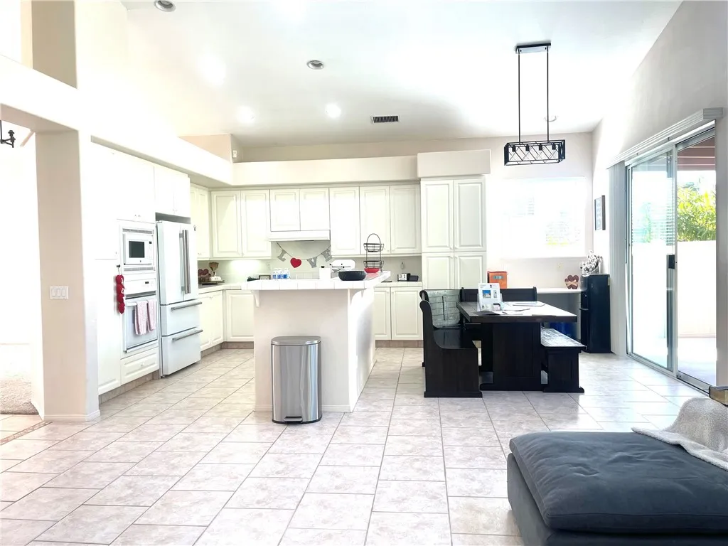2371 Moonridge Circle, Corona, California 92879 home-pic-23
