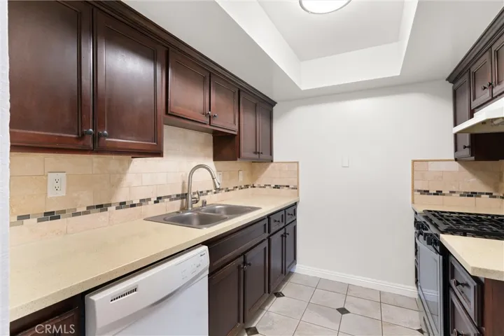 Quartz counters, gas range, and dishwasher