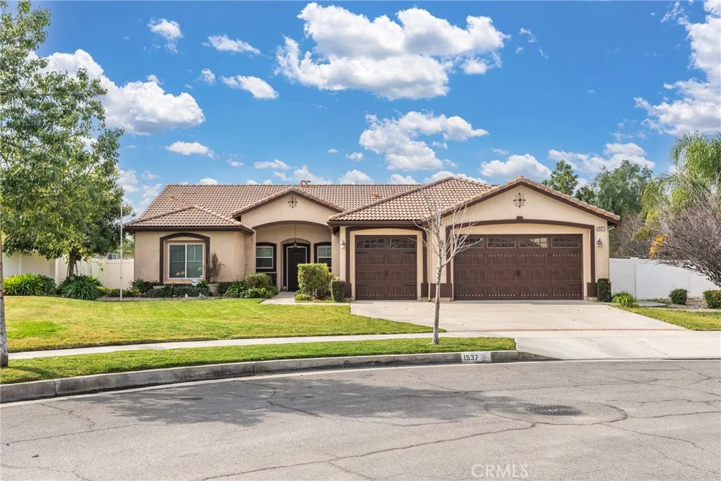 1537 Carmel Court, Redlands, California 92374 home-pic-1