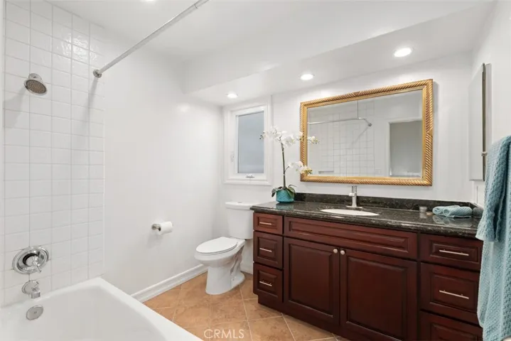 Upstairs hall bathroom
for bedrooms 3 and 4