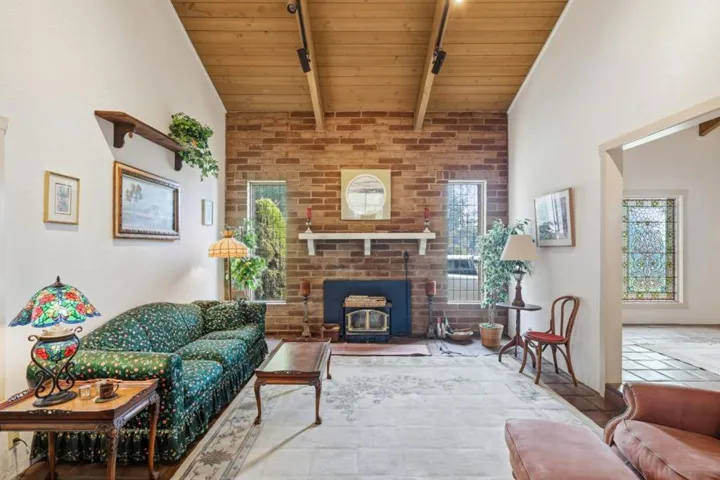 Living Room w Fireplace