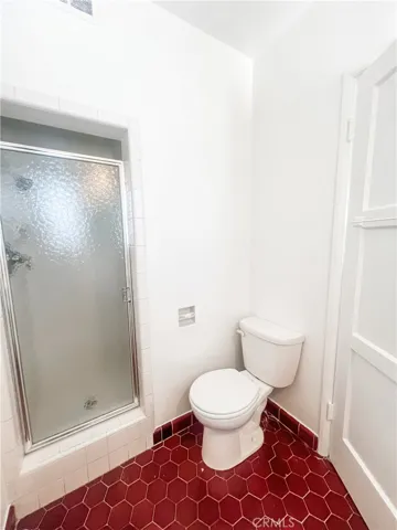 Unit D: Images when vacant in June 2025. Unit is tenant occupied now.