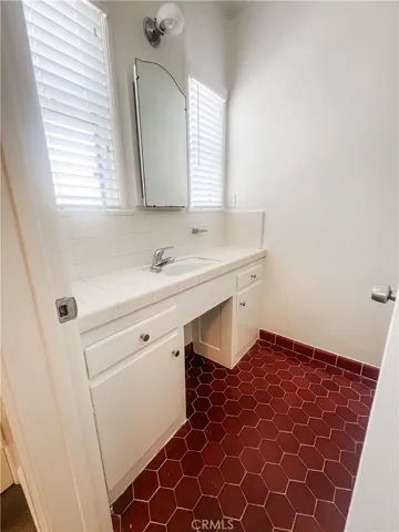 Unit D: Images when vacant in June 2025. Unit is tenant occupied now.