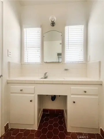 Unit D: Images when vacant in June 2025. Unit is tenant occupied now.