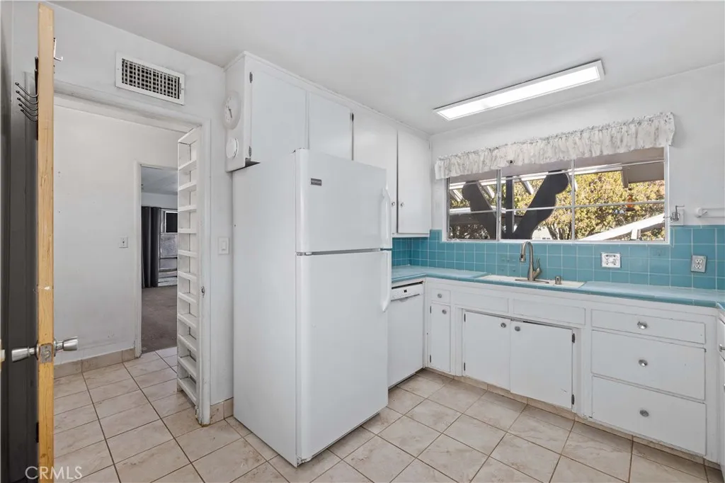 1118 E Avenue K, Lancaster, California 93535 home-pic-11