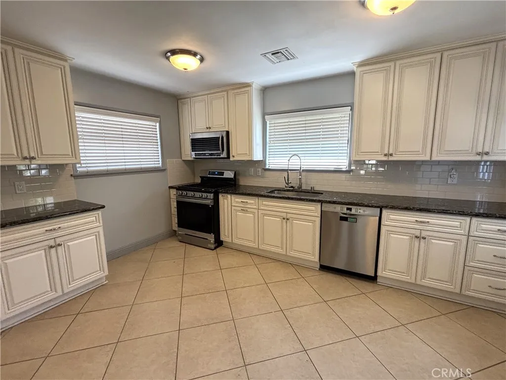7065 E Stearns, Long Beach, California 90815 home-pic-2
