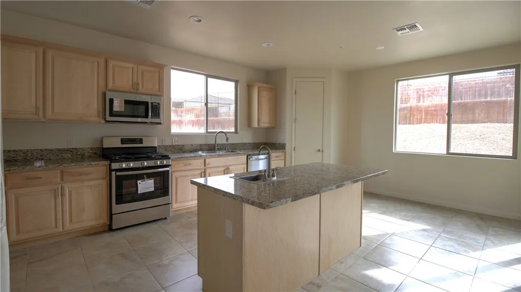 56925 Hidden Gold Court, Yucca Valley, California 92284 home-pic-12