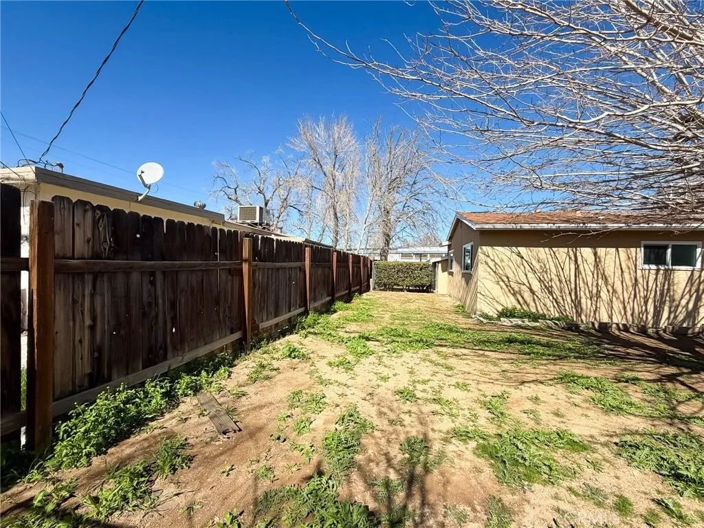 1560 W Avenue H10, Lancaster, California 93534 home-pic-22