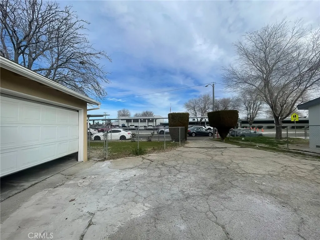 1560 W Avenue H10, Lancaster, California 93534 home-pic-25