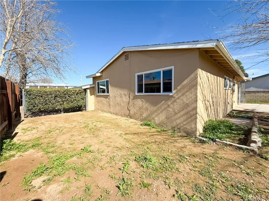 1560 W Avenue H10, Lancaster, California 93534 home-pic-21