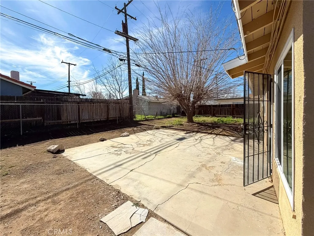 1560 W Avenue H10, Lancaster, California 93534 home-pic-18
