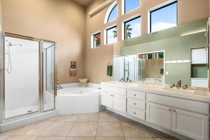 18-110 Favara Cir-32