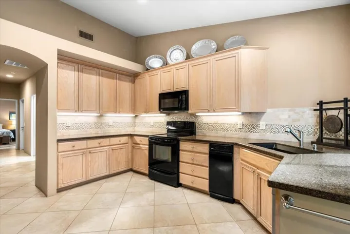 12-110 Favara Cir-27