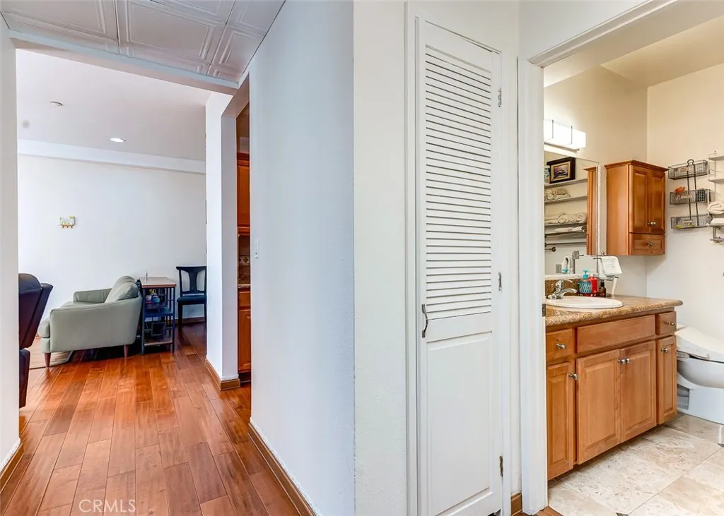 533 S St Andrews Place 104, Los Angeles, California 90020 home-pic-7