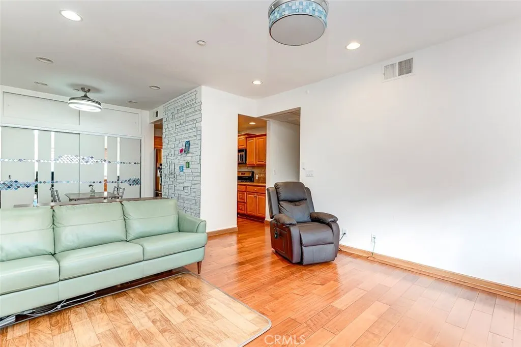 533 S St Andrews Place 104, Los Angeles, California 90020 home-pic-3