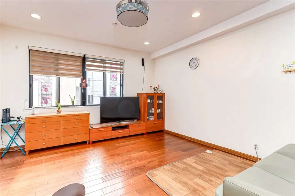 533 S St Andrews Place 104, Los Angeles, California 90020 home-pic-1