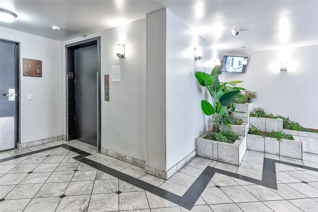 533 S St Andrews Place 104, Los Angeles, California 90020 home-pic-11