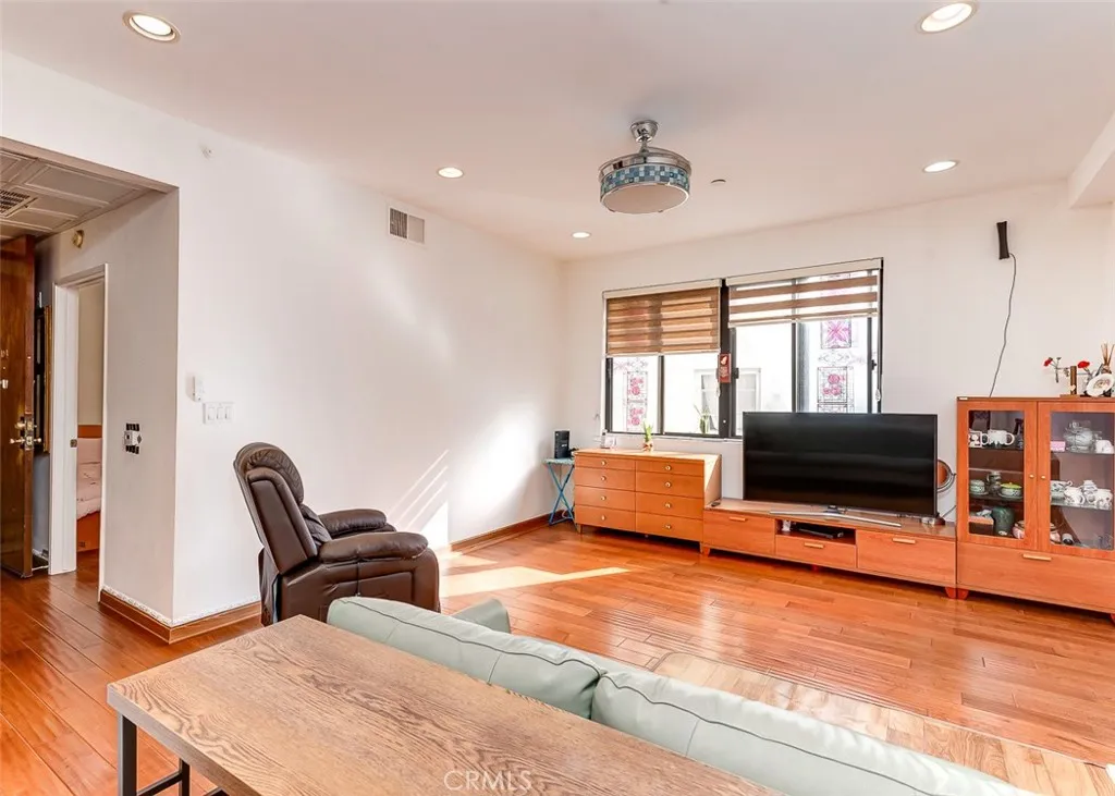 533 S St Andrews Place 104, Los Angeles, California 90020 home-pic-4