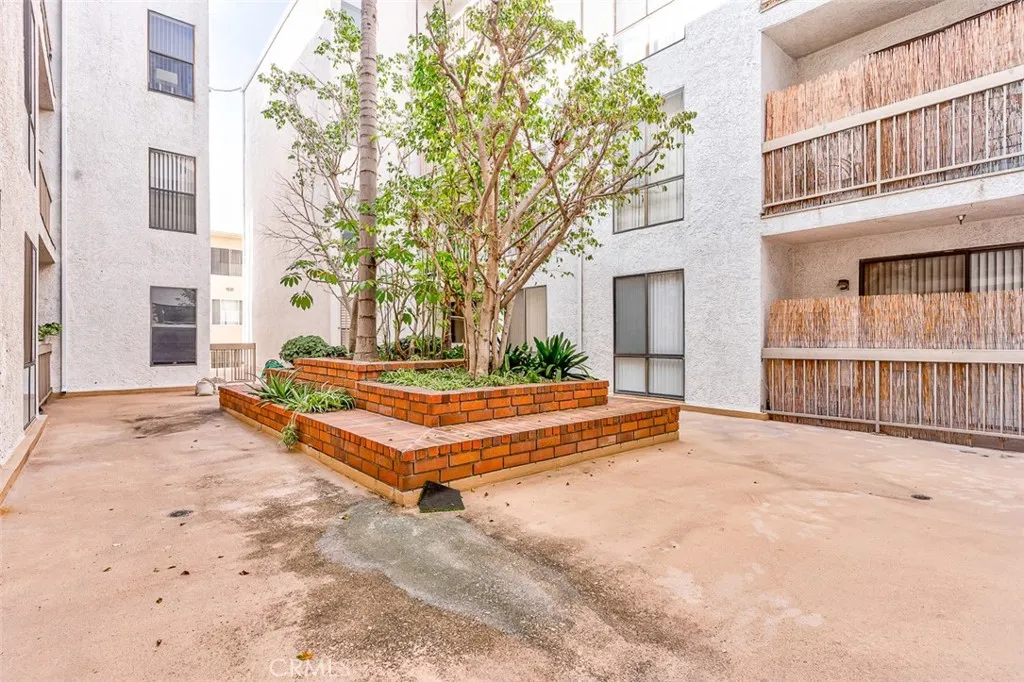 533 S St Andrews Place 104, Los Angeles, California 90020 home-pic-14