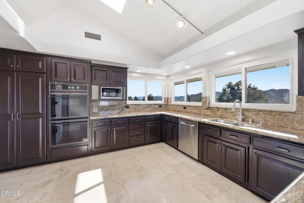 2207 Terra Bella Lane, Camarillo, California 93012 home-pic-22