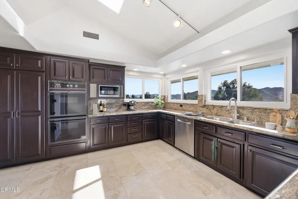 2207 Terra Bella Lane, Camarillo, California 93012 home-pic-21
