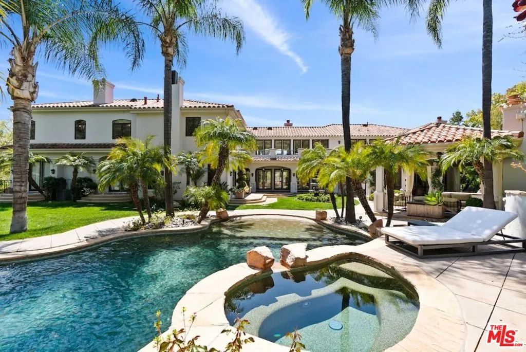 Lagoon Style Pool & Waterfalls