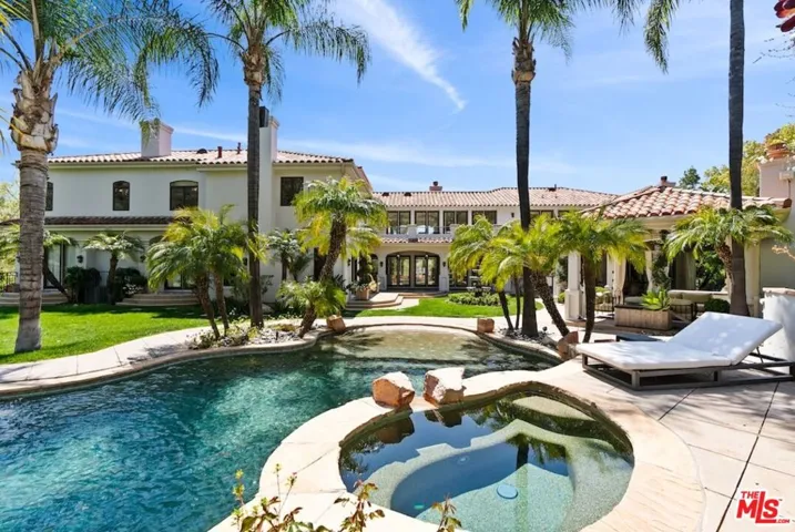 Lagoon Style Pool & Waterfalls