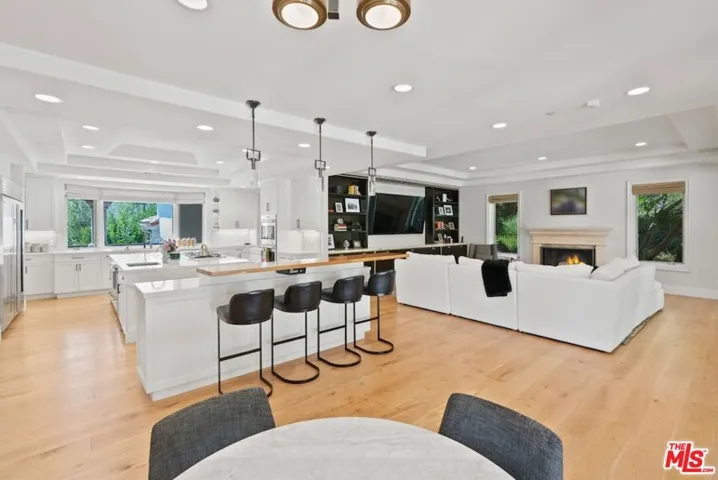 Custom Kitchen w Break Bar