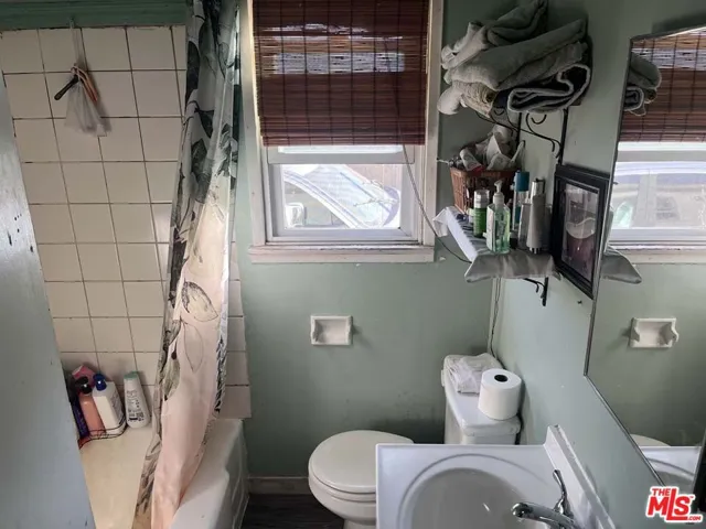 Unit 714 Bathroom