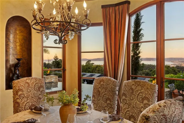Informal Dining w/ Ocean Views