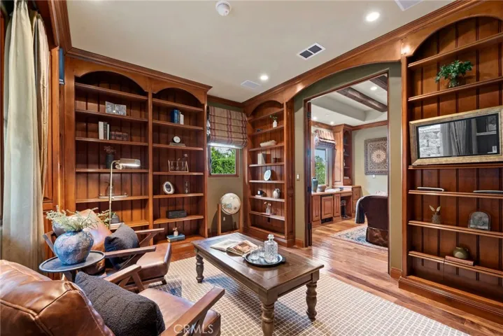 Library (6th Bedroom)