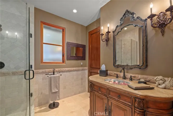 Upstairs Full Bathroom