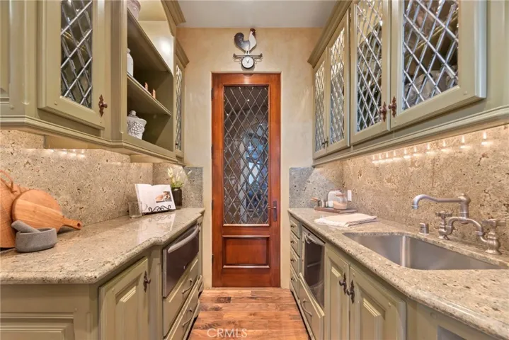 Butler's Pantry w/ Walk-in
