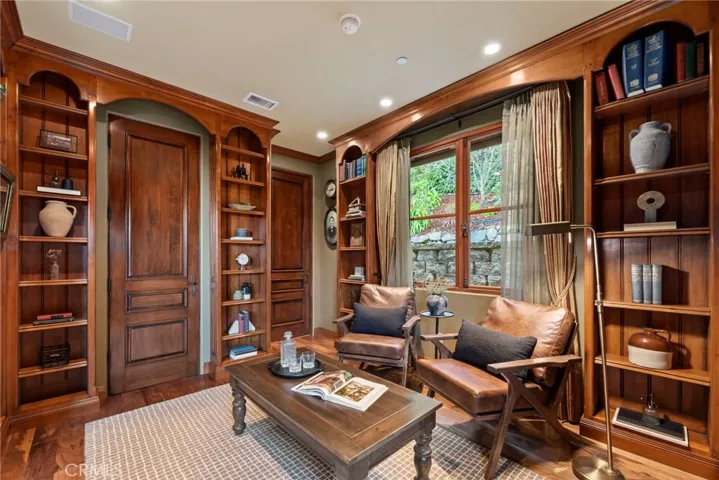 Library (6th Bedroom)